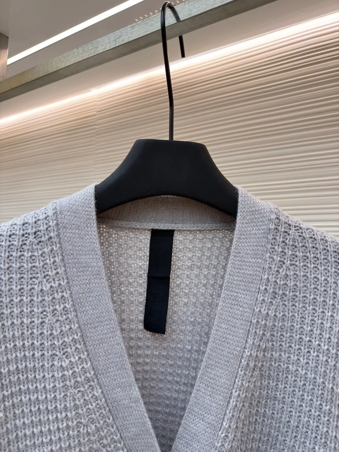 Chrome Hearts waffle cashmere cardigan ●Item number: 1682053-B85 ●Fabric: cashmere fabric ●Technology: hand-sealed label making ●Color: gray ●Version: loose fit ●Weight: about 735 grams ●Size: S-M-L ●Description: Purchased from the original button counter for 52,000. The custom-spun yarn is made of 55% cashmere + 20% wool + 20% special nylon + 5% anti-pilling acrylic blended material. Customized placket and lining placket protein leather. Customized double-layer cross leather label. Customized mold opening accessories silver ornaments. With air cooler shaping + pure hand sealing label. Sewing buttons. Same style for men and women. The workmanship details are very good. The overall wiring is straight and delicate, the fabric is comfortable and soft, and the color is consistent without color difference. It can be matched with the same style to create a fashionable look and control various occasions. Customized accessories, complete with three standards, same style for men and women!